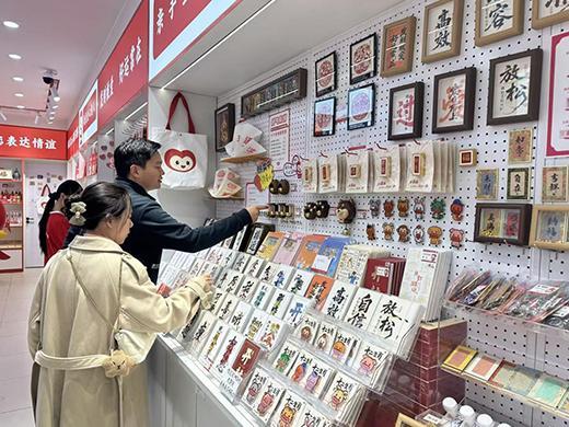 轻人把冰箱门变成“旅行回忆录”|华夏双节观察新葡京网上赌场一代人有一代人的“宝贝”这届年(图1) 轻人把冰箱门变成“旅行回忆录”|华夏双节观察新葡京网上赌场一代人有一代人的“宝贝”这届年(图1)