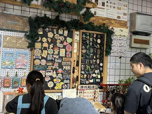 轻人把冰箱门变成“旅行回忆录”|华夏双节观察新葡京网上赌场一代人有一代人的“宝贝”这届年(图4) 轻人把冰箱门变成“旅行回忆录”|华夏双节观察新葡京网上赌场一代人有一代人的“宝贝”这届年(图4)
