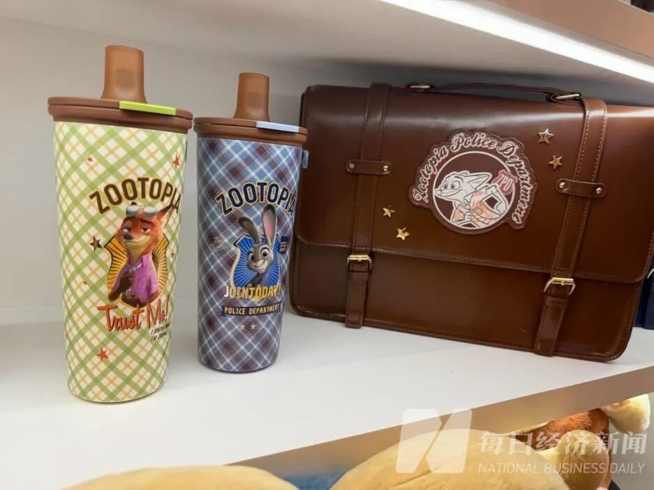 占比近半联名周边产品被抢购二手平台上一个冰箱贴转手价达20元新葡京电影《疯狂动物城2》票房破5亿元！20至29岁年轻观众(图6)