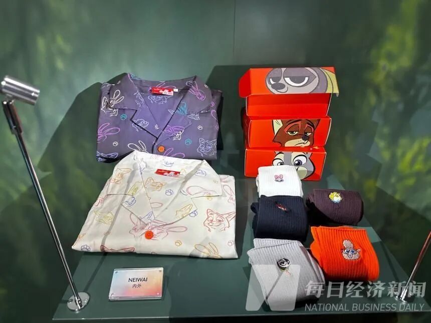 占比近半联名周边产品被抢购二手平台上一个冰箱贴转手价达20元新葡京电影《疯狂动物城2》票房破5亿元!20至29岁年轻观众(图8) 占比近半联名周边产品被抢购二手平台上一个冰箱贴转手价达20元新葡京电影《疯狂动物城2》票房破5亿元!20至29岁年轻观众(图8)